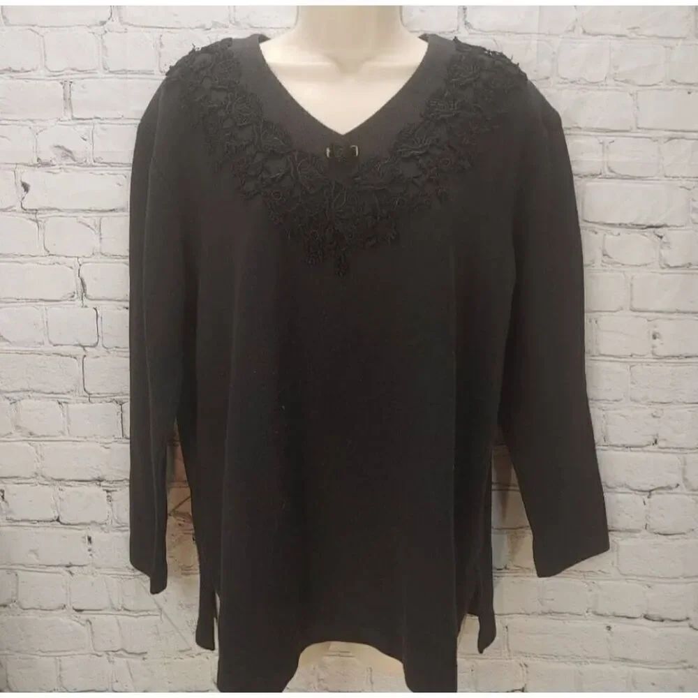 Teddi VINTAGE Women's Size Large Black W/ Embroidered Applique Top.